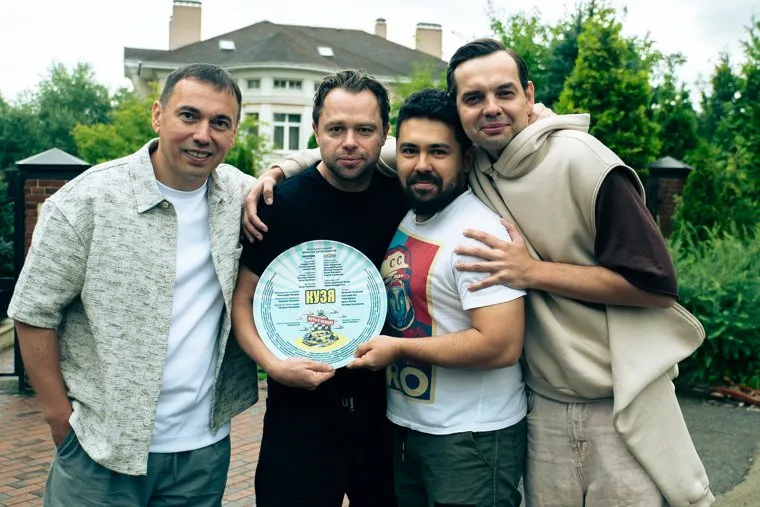 Колбасов (слева) написал сценарий к новому сериалу про героя из "Универа"