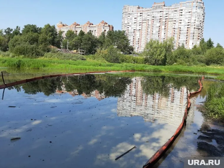 Злоумышленники слили машинное масло в городской коллектор