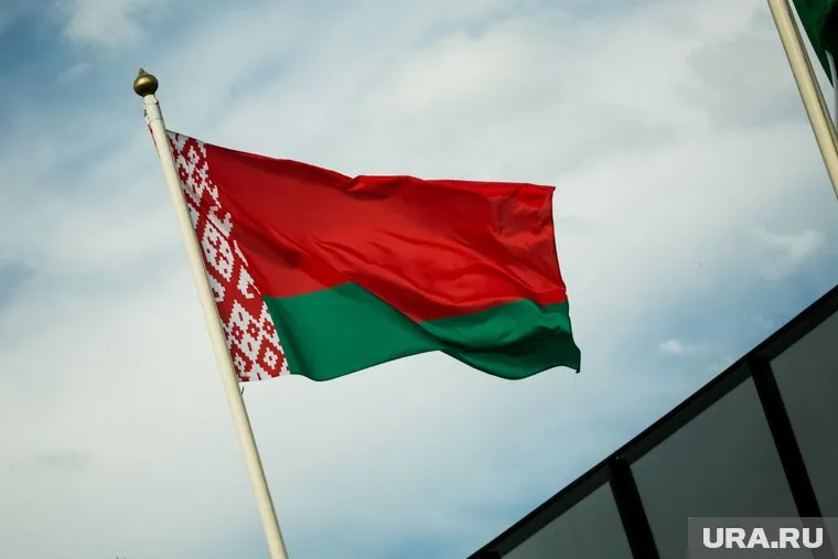 В небе на Гомелем появился полыхающий предмет, пишет Shot