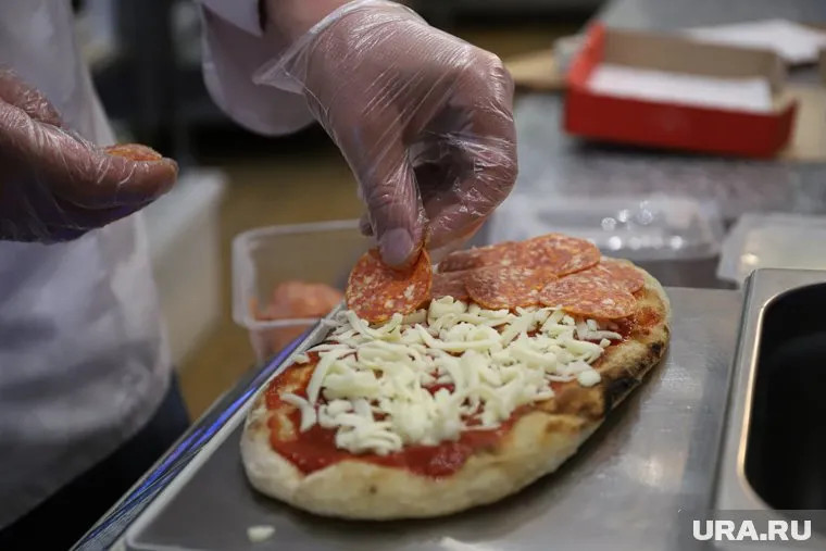 Продавец отмечает удачное расположение пиццерии в ТЦ