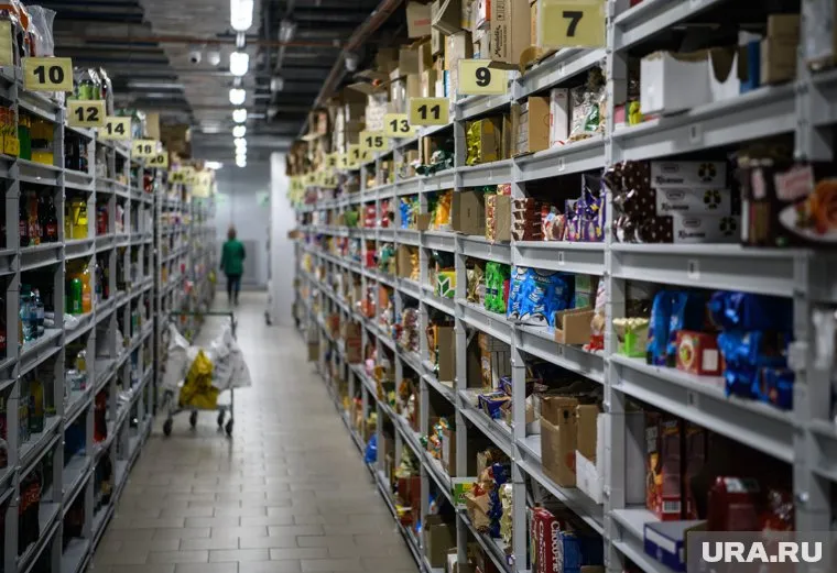 Магазин-склад работает на доставку из трех торговых сетей