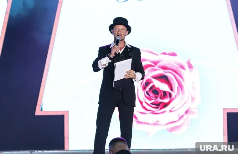 Бизнес-зал был переполнен, многие пассажиры испытывали дискомфорт