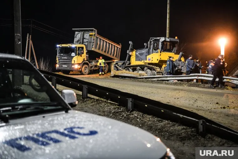 В Вороновке всю ночь укрепляли дамбу