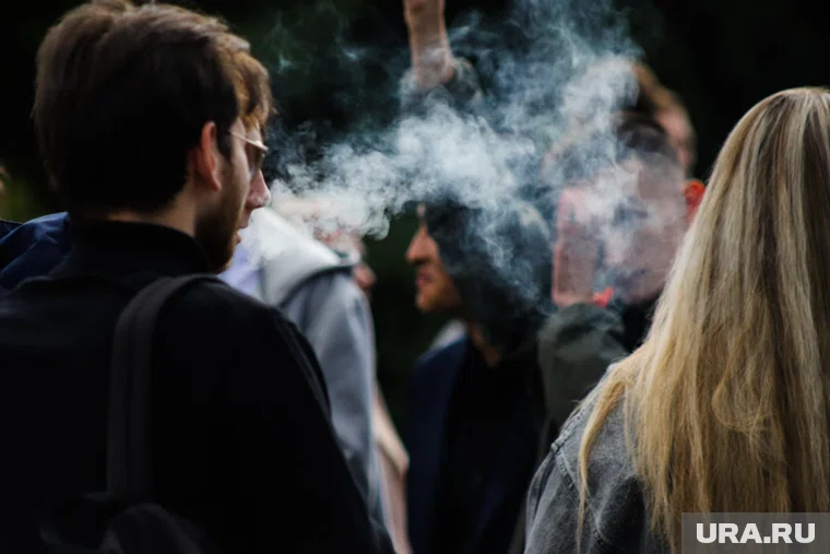 Чем раньше Россия придет к запрету курения молодежи, тем лучше, заявил Огуль