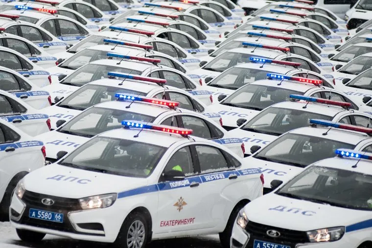 Вручение свердловским полицейским ключей от новых автомобилей. Екатеринбург , машина дпс, машины, полиция, правоохранительные органы, гибдд, дпс, автомобили