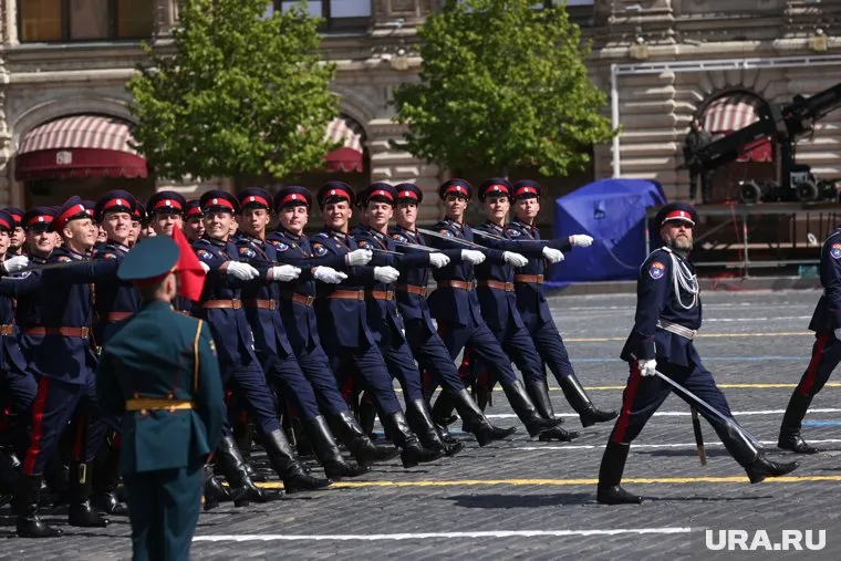 В состав пешей колонны включены полки, батальоны и роты по видам и родам войск