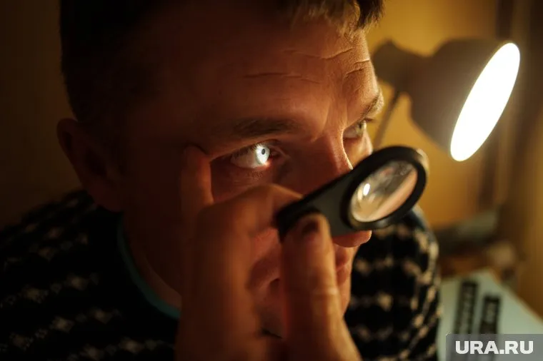 Глаза курящего человека страдают из-за попадания никотина в кровь и табачного дыма