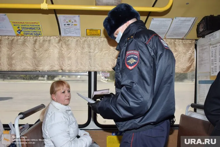 Полицейские и чиновники в Шадринске в Курганской области проверяют автобусы