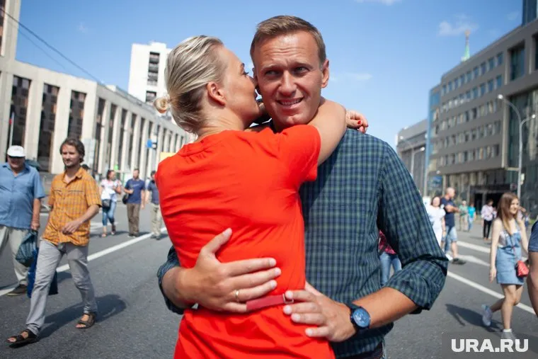 Алексей Навальный сможет общаться с женой только через стекло