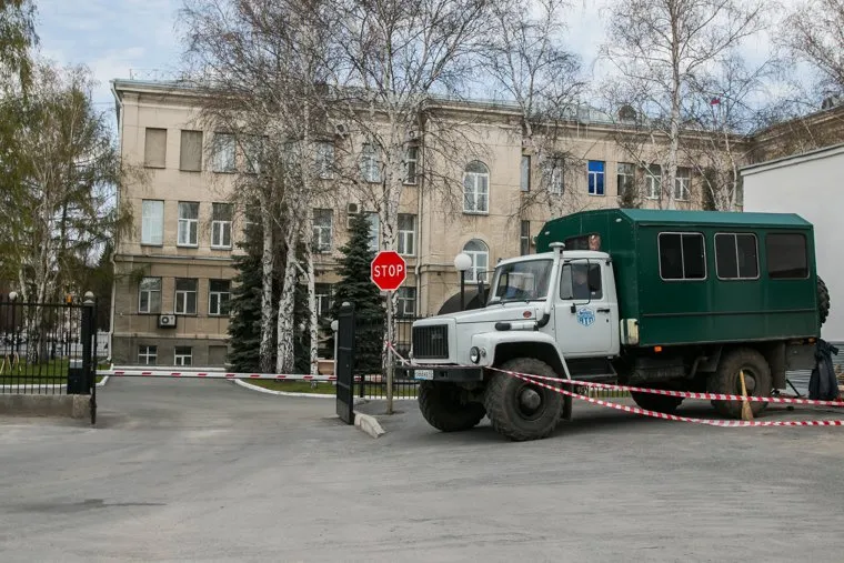 Здание Правительства курганской области. Курган, аварийная служба, правительство курганской области, лента ограждения, ремонтные работы, аварийка, курганская областная дума