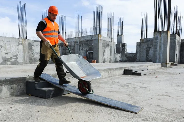 Митрополит Челябинский и Миасский Никодим на стройплощадке кафедрального собора Рождества Христова. Челябинск, строитель, стройка, рабочий, собор рождества христова