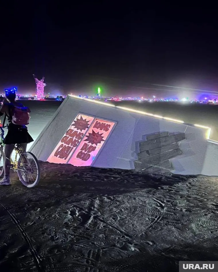 Diptown, как и остальные объекты фестиваля Burning Man, подсвечивался ночью