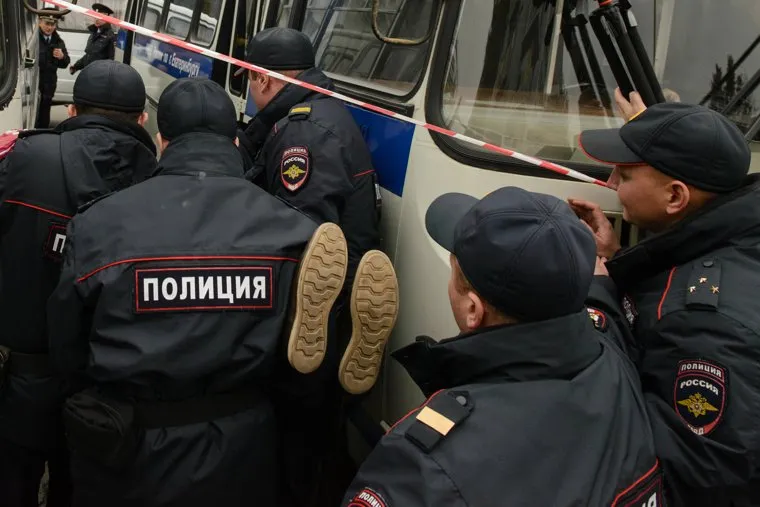 Разгон несанкционированной акции протеста сторонников Алексея Навального на Площади Труда. Екатеринбург