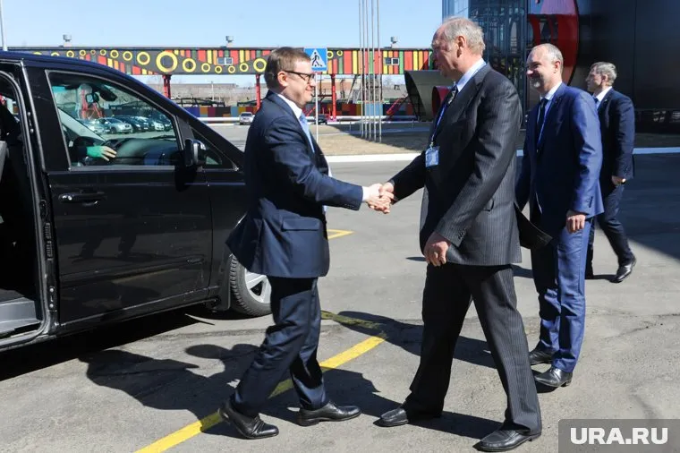 Александр Федоров (справа) уже принимал Алексея Текслера (слева) на ЧТПЗ на апрельском экофоруме «Единой России»