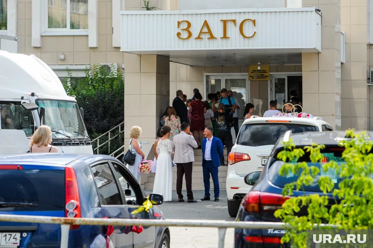 Молодежь нередко следует примеру своих родителей в вопросах брака 