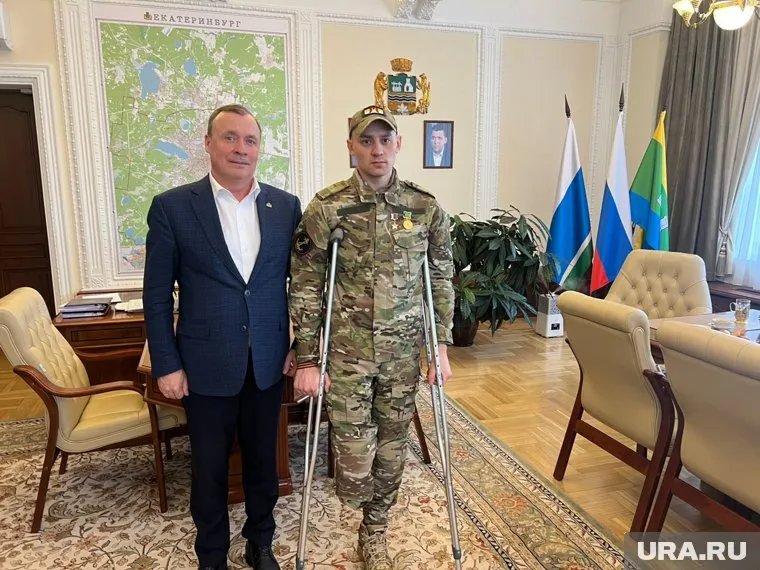 Также Орлов подарил бойцу путевку в санаторий на Кавказе