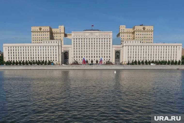 Мужчина снимал здание Минобороны с Андреевского моста, пишет Baza