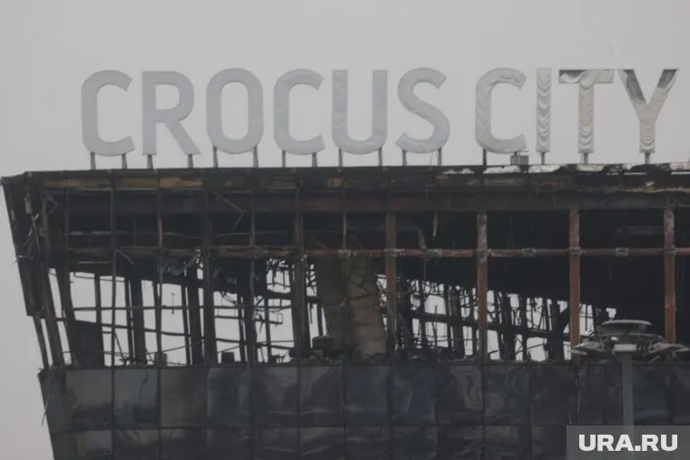 Террористы открыли огонь по людям в концертном зале, после чего устроили пожар