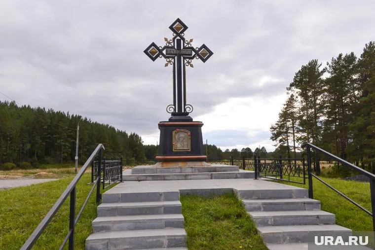 Свердловская полиция оперативно нашла школьниц, сфотографировавшихся на кресте