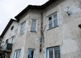 На Урале после землетрясения рассыпается жилой дом