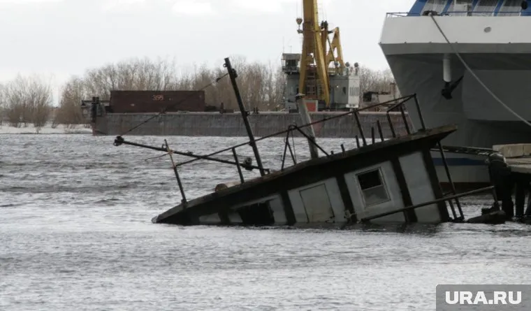 Затонувшее в Сургуте судно засоряет акваторию реки