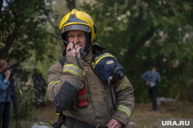 Спасатели пытаются потушить пожар, но пока безуспешно