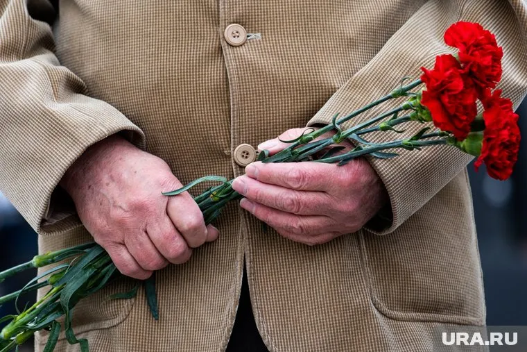 Жители Амстердама не повелись на провокацию с «подбитым» российским танком и забросали его цветами