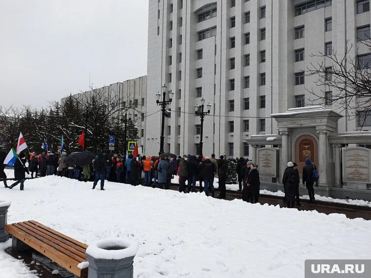 Протестующих хабаровчан отпугнула погода