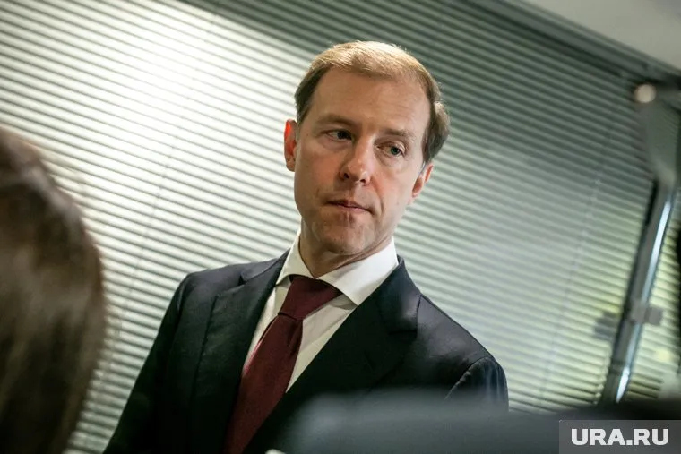 Министру промышленности и торговли РФ Денису Мантурову представили экспозицию Югры