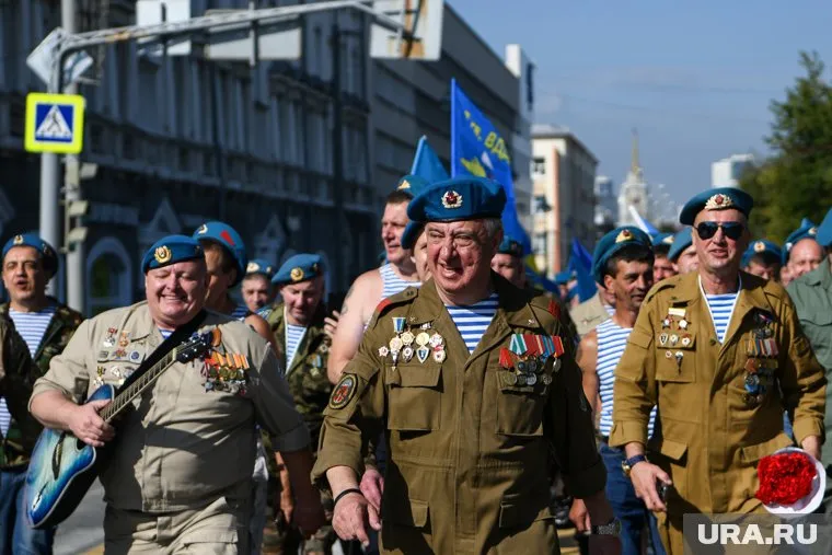 Виктору Бабенко грозит штраф за шествие в честь Дня ВДВ (на фото в центре)