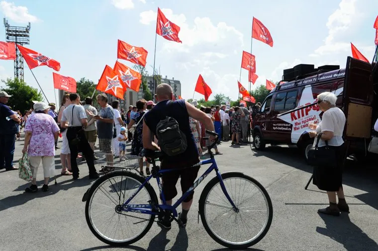 Митинг КПРФ против пенсионной реформы. Челябинск, митинг кпрф, велосипедист