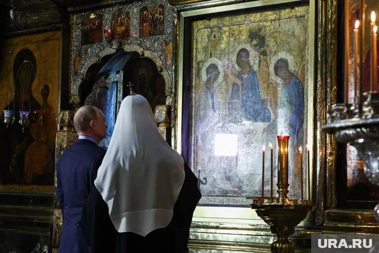 Президент Владимир Путин приложился к иконе "Святая Троица" Андрея Рублева