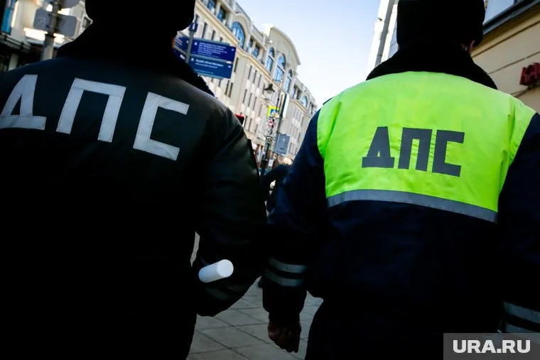 На Березовском тракте неадекватный водитель выехал на встречку, устроив аварию, а затем напал на полицейских