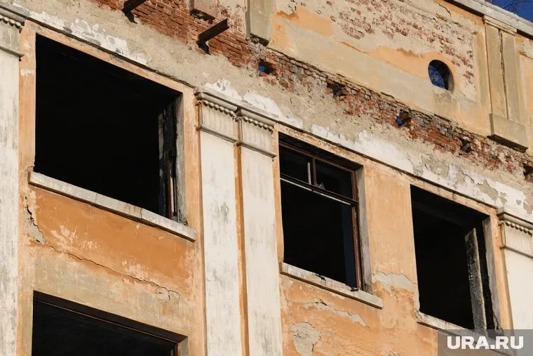 Горожане боятся, что осколки от разбитых окон могут упасть на прохожих