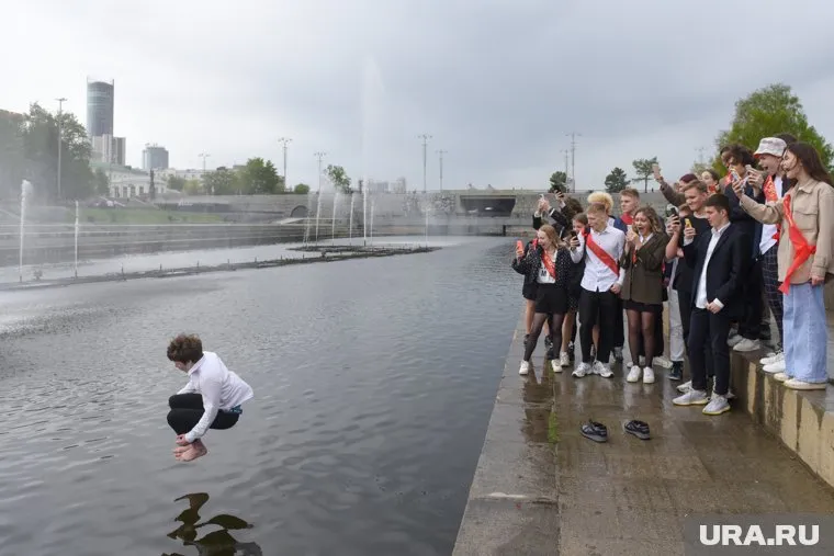 Блогера, прыгнувшего в Исеть с моста, оштрафовали на 500 рублей