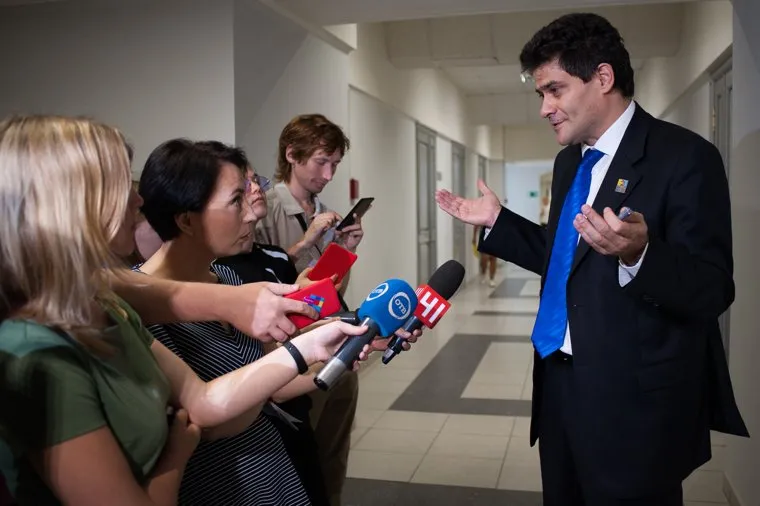 Собеседование с претендентами на должность градоначальника Екатеринбурга, высокинский александр, сми, журналисты, пресс-подход, жест руками