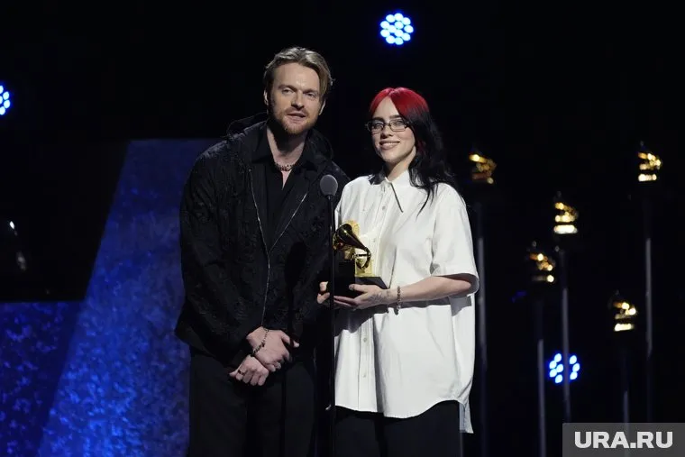 Айлиш получила свою награду из рук Лайонела Ричи