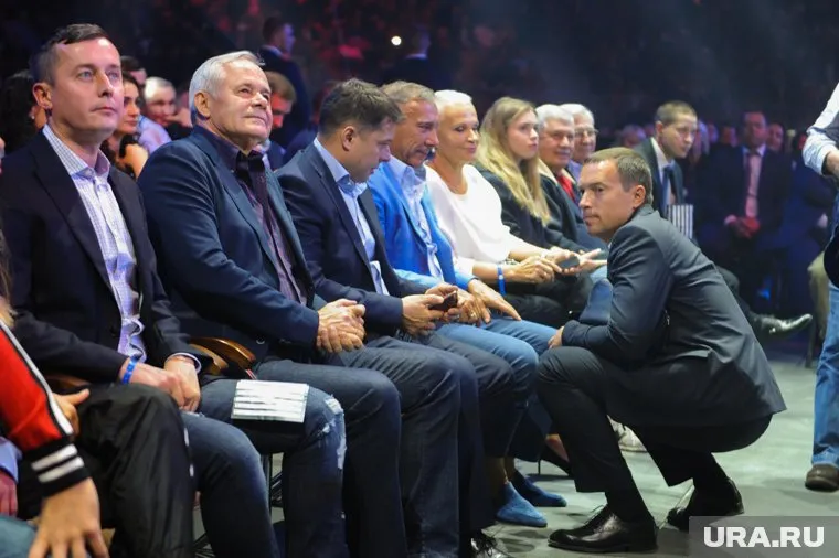 Сергей Минин (слева) готовится к повышению