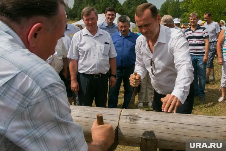 Губернатор Вадим Шумков (в центре) отдает приоритет проектам, в которых Зауралье уже уступает соседним регионам. А сельское хозяйство получает деньги по остаточному принципу