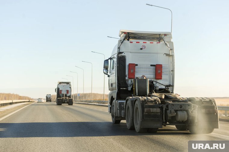 Челябинские дорожники показали, как обрабатывают трассы после ледяного дождя. Видео