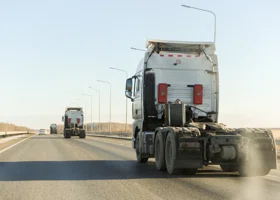Челябинские дорожники показали, как обрабатывают трассы после ледяного дождя