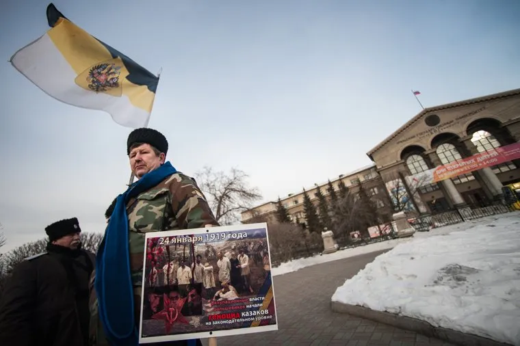 Митинг казаков России за снос памятника Якову Свердлову и в память жертв геноцида казаков большевистской властью. Екатеринбург , ургу, казак, имперский флаг, митинг, екатеринбург, урфу, плакат, уральский государственный университет, геноцид казаков, митинг казаков