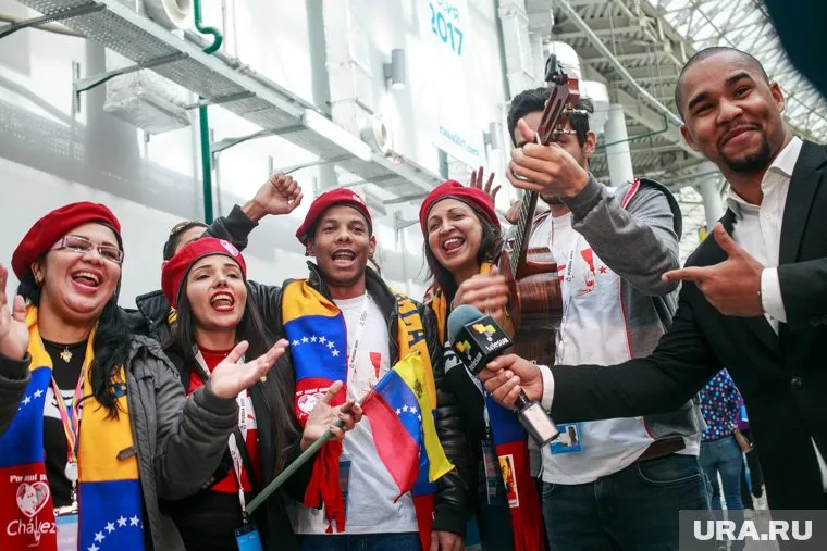 Участники Всемирного фестиваля молодежи и студентов запевают песню про Че Гевару. Еще бы: фестиваль-то левацкий