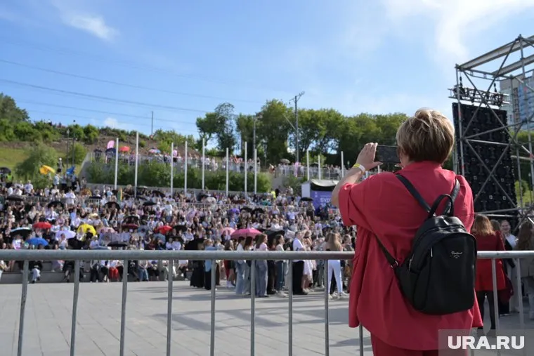 Камскую набережную заполонили нарядно одетые юноши и девушки