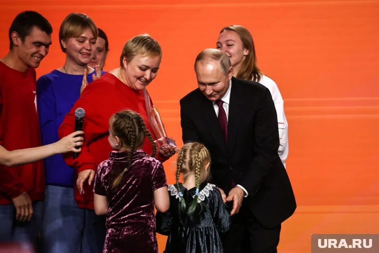 Путин поблагодарил детей за участие в церемонии и пожелал им всего доброго