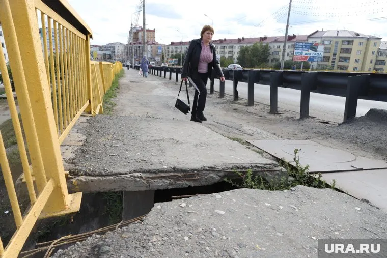 Специалисты считают, что Некрасовский мост опасен для пешеходов