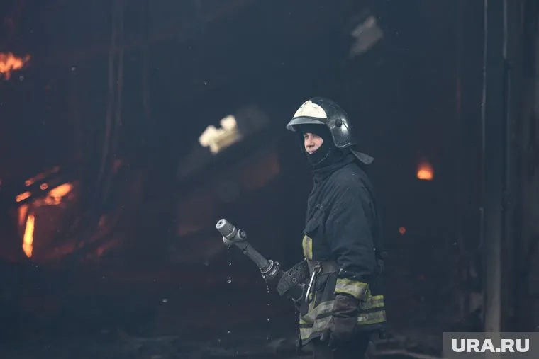 В Балашихе горит торговый центр