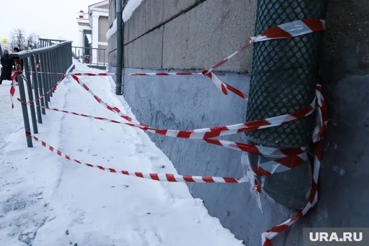 В настоящее время здание УрГАУ оцеплено