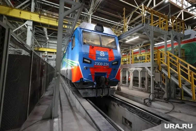 На электровозе установлена обновленная кабина, внутри которой используются современные световые приборы