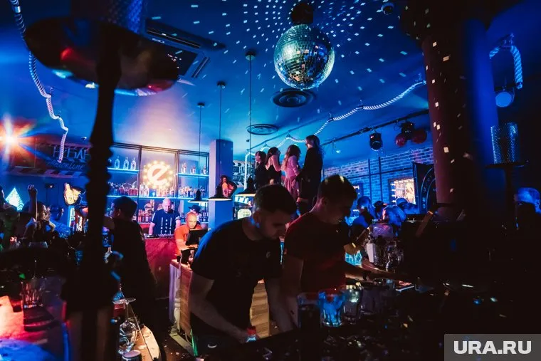 В екатеринбургском гей-клубе транссексуал спел гимн России с ЛГБТ- флагом